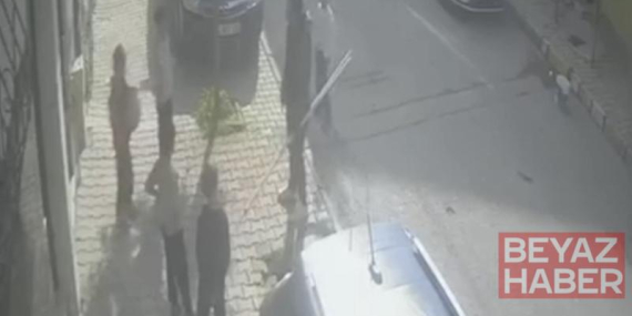 Arnavutköy’de sokakta oynayan çocuklara saldırıp elindeki bıçakla kapıya dayandı; şüpheli kamerada