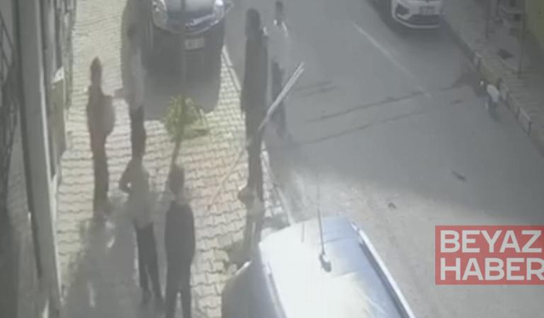 Arnavutköy’de sokakta oynayan çocuklara saldırıp elindeki bıçakla kapıya dayandı; şüpheli kamerada