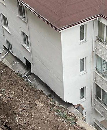 İstinat duvarı çöktü; 4 katlı binanın 8 dairesi tahliye edildi