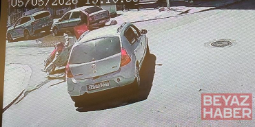 Otomobille motosikletin çarpıştığı kaza kamerada; 1 yaralı
