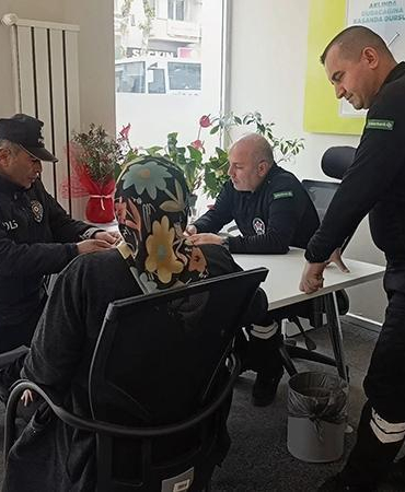 Emekliyi, dolandırılmaktan güvenlik görevlileri ve polisler kurtardı
