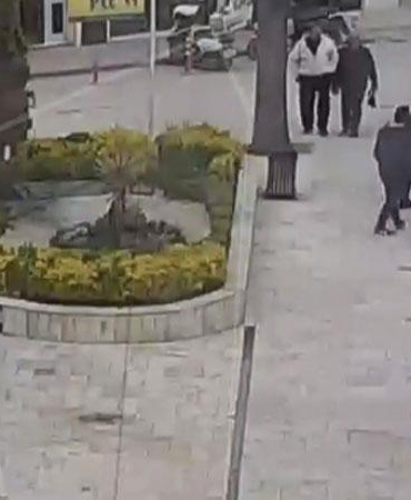 Polislerin ‘heimlich’ manevrası ile hayata tutundu; o anlar kamerada