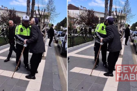 Kendisini yolun karşısına geçiren trafik polisini yanaklarından öptü