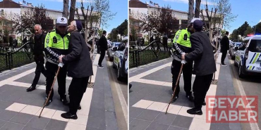 Kendisini yolun karşısına geçiren trafik polisini yanaklarından öptü