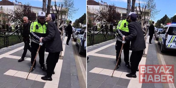 Kendisini yolun karşısına geçiren trafik polisini yanaklarından öptü