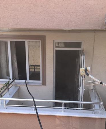 Evlerinde çıkan yangında mahsur kalan anne ile otizmli kızını komşuları kurtardı