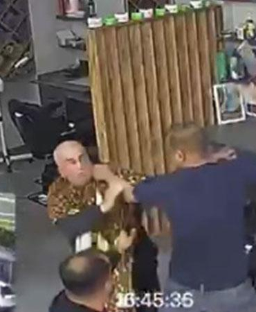 Berberde tıraş olan husumetlisine satırla saldırdı; 2 kişinin yaralandığı kavga anı kamerada