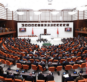 Fahiş site aidatlarına ilişkin düzenlemeleri de içeren teklif Meclis'te kabul edildi