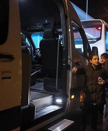 İzmir’de göçmen botu yarı batık halde bulundu: 1 çocuk öldü, 43 kişi kurtarıldı