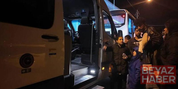 İzmir’de göçmen botu yarı batık halde bulundu: 1 çocuk öldü, 43 kişi kurtarıldı
