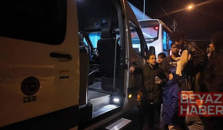 İzmir’de göçmen botu yarı batık halde bulundu: 1 çocuk öldü, 43 kişi kurtarıldı