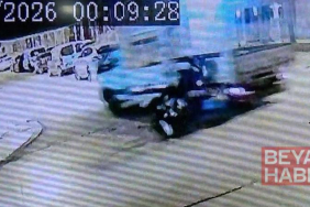 Motosikletle kamyonetin çarpıştığı kaza kamerada; 2 yaralı