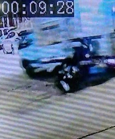 Motosikletle kamyonetin çarpıştığı kaza kamerada; 2 yaralı