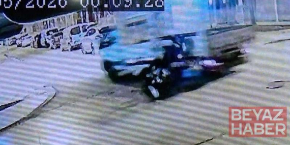 Motosikletle kamyonetin çarpıştığı kaza kamerada; 2 yaralı