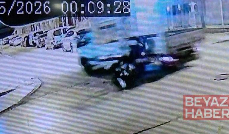 Motosikletle kamyonetin çarpıştığı kaza kamerada; 2 yaralı