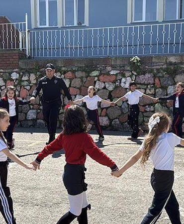 Zonguldak’ta okulda görevli polis, çocuklarla ip atladı