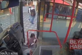 Ailesini bulamayıp emekleyerek halk otobüsüne binen 2 yaşındaki çocuk kamerada