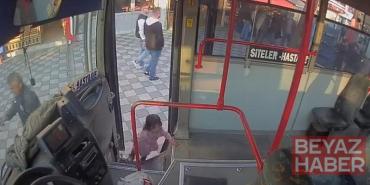 Ailesini bulamayıp emekleyerek halk otobüsüne binen 2 yaşındaki çocuk kamerada