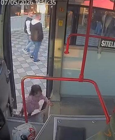 Ailesini bulamayıp emekleyerek halk otobüsüne binen 2 yaşındaki çocuk kamerada
