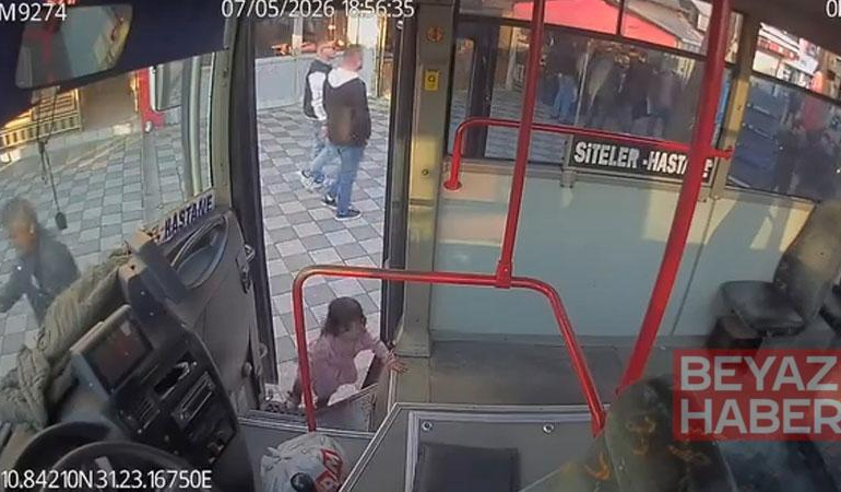 Ailesini bulamayıp emekleyerek halk otobüsüne binen 2 yaşındaki çocuk kamerada