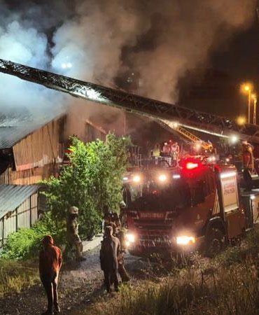 Arnavutköy’de ahşap kalıp üretim tesisinde çıkan yangın söndürüldü