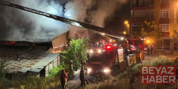 Arnavutköy’de ahşap kalıp üretim tesisinde çıkan yangın söndürüldü
