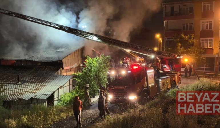 Arnavutköy’de ahşap kalıp üretim tesisinde çıkan yangın söndürüldü