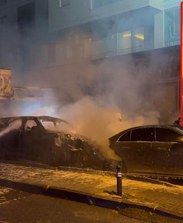 Kadıköy’de oto galeride yangın: 4 araç kullanılamaz hale geldi