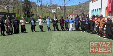 Okul bahçesinde anneler çocuklar gibi eğlendi