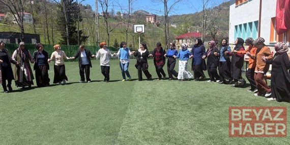 Okul bahçesinde anneler çocuklar gibi eğlendi