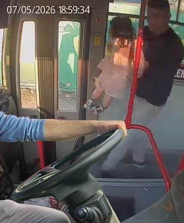 Emekleyerek otobüse binen kız çocuğunu fark eden şoför, o anları anlattı