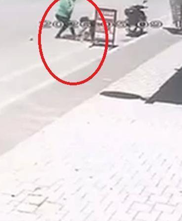 2 yaşındaki çocuğu, sokak ortasında tekmeledi
