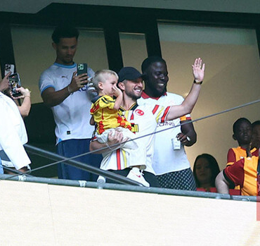 Dries Mertens ve ailesi şampiyonluk için RAMS Park’ta!