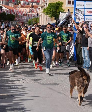 Çeşme Yarı Maratonu 5K gün batımı koşusuyla başladı