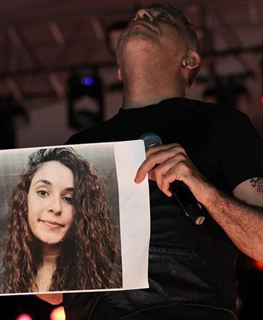 Haluk Levent, konserde Gülistan Doku’nun posteri açıp türkü seslendirdi