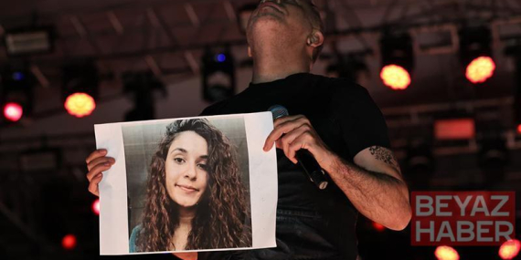 Haluk Levent, konserde Gülistan Doku’nun posteri açıp türkü seslendirdi
