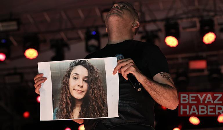 Haluk Levent, konserde Gülistan Doku’nun posteri açıp türkü seslendirdi