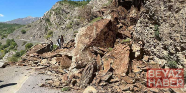 Şemdinli-Derecik kara yolu, heyelan nedeniyle ulaşıma kapandı