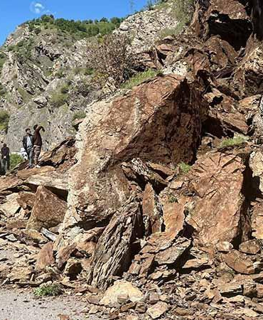 Şemdinli-Derecik kara yolu, heyelan nedeniyle ulaşıma kapandı