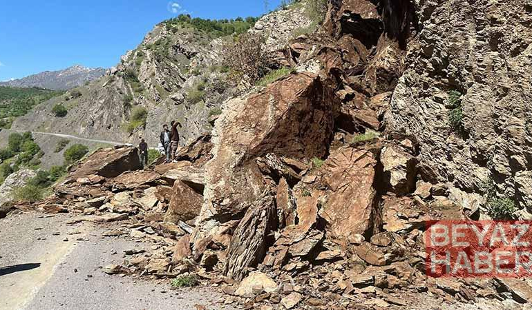 Şemdinli-Derecik kara yolu, heyelan nedeniyle ulaşıma kapandı