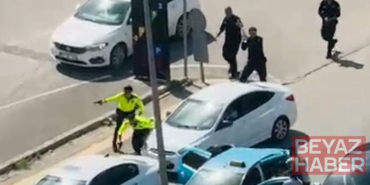 Kız arkadaşı ile taksi sürücüsünü rehin aldı; saldırganların yakalanma anı kamerada