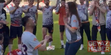 Şampiyonluk kutlamalarında futbolcudan sürpriz evlilik teklifi
