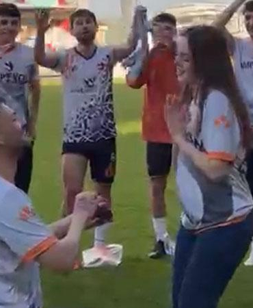 Şampiyonluk kutlamalarında futbolcudan sürpriz evlilik teklifi
