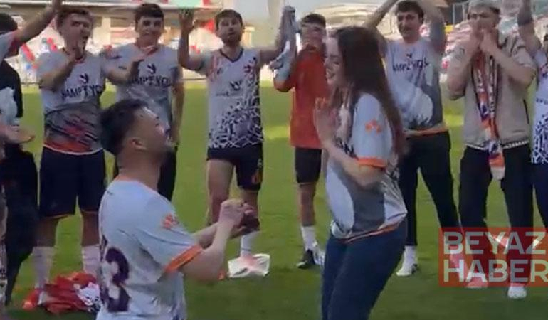 Şampiyonluk kutlamalarında futbolcudan sürpriz evlilik teklifi