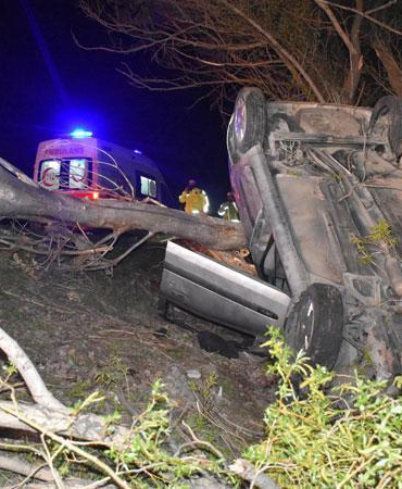 Sivas’ta otomobil yol kenarındaki ağaca çarpıp devrildi: 1 ölü, 4 yaralı