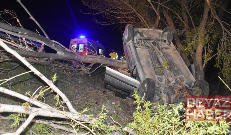 Sivas’ta otomobil yol kenarındaki ağaca çarpıp devrildi: 1 ölü, 4 yaralı