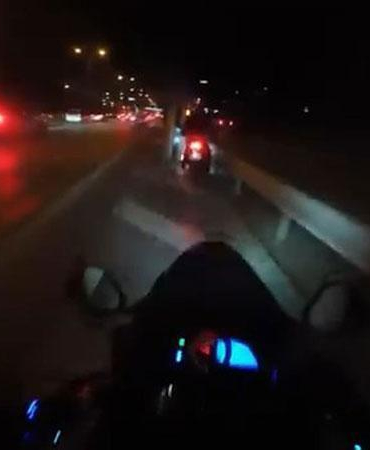 Maltepe’de sürücüsünün direksiyon hakimiyetini kaybettiği otomobil devrilerek bariyerlere çarptı