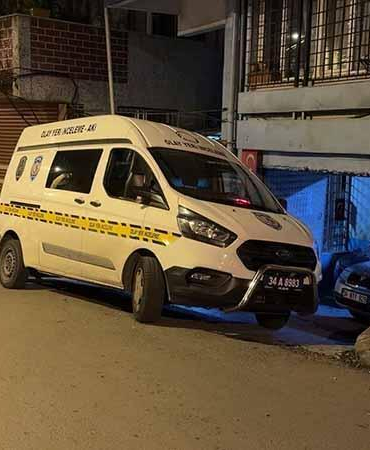 Şişli’de konuşmak için gittiği eşine ateş açtı; mermer parçaları kadını yaraladı