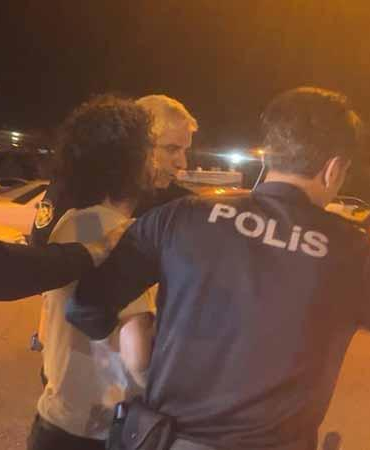 Rahatsızlanan annelerine müdahaleye gelen sağlık ekibini alıkoyan 2 kardeşin 1’i tutuklandı