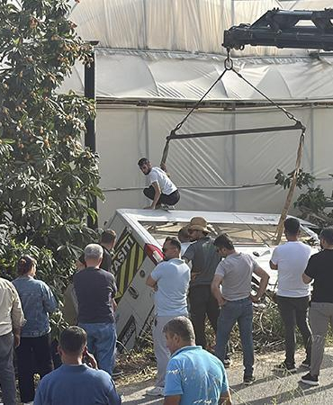 Öğrenci servis minibüsü bahçeye devrildi: 6 yaralı